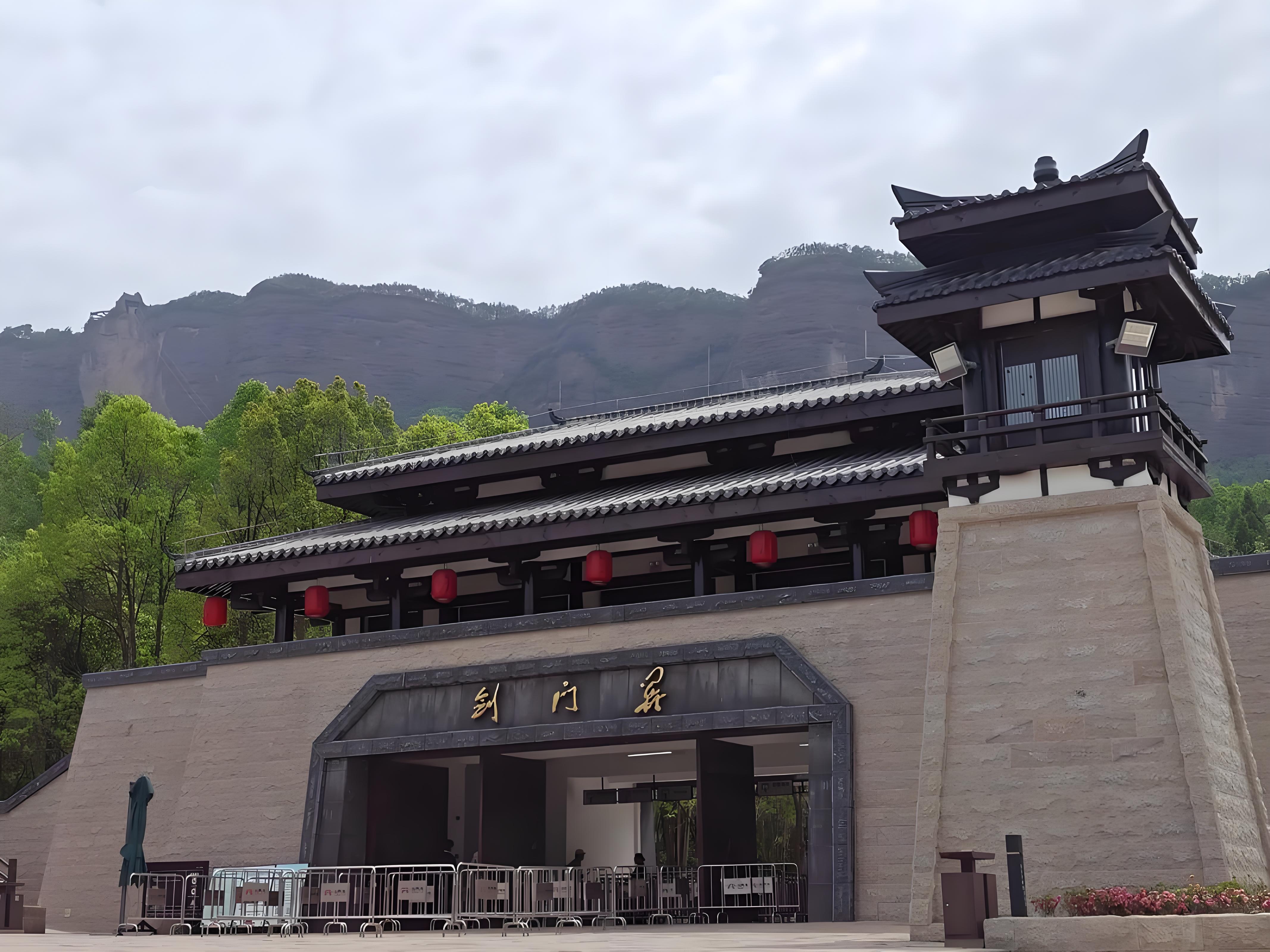 剑门关路线详细指南：南门北门怎么选、鸟道猿猱道如何走及各人群不累游览路线