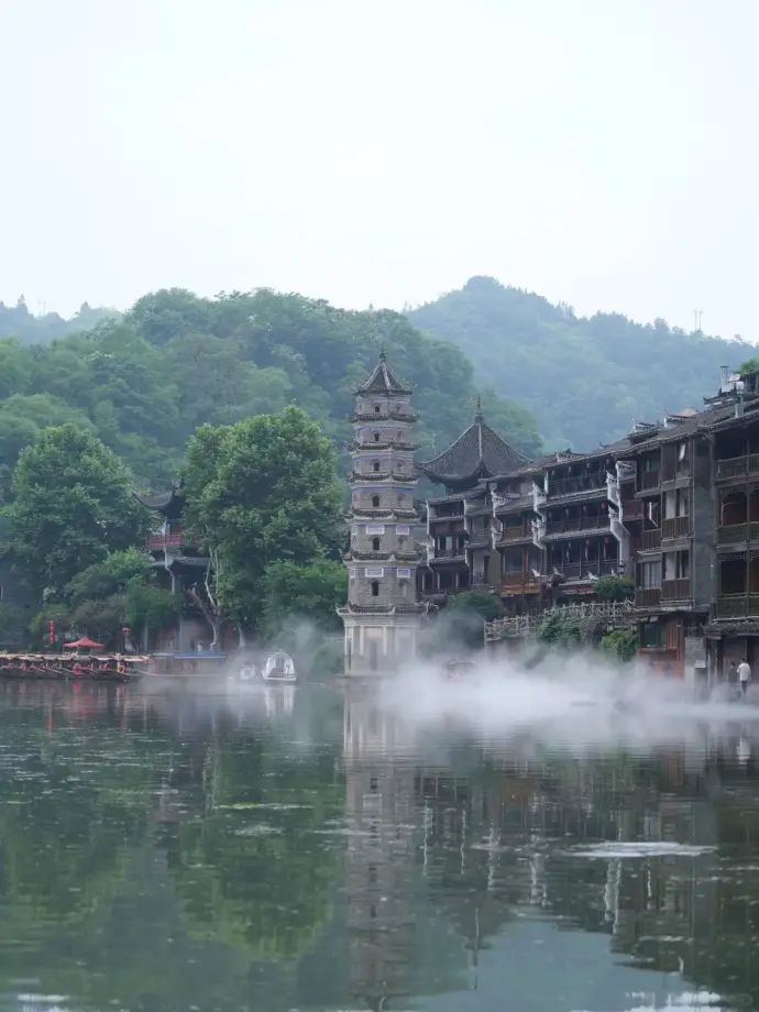 凤凰清晨水雾