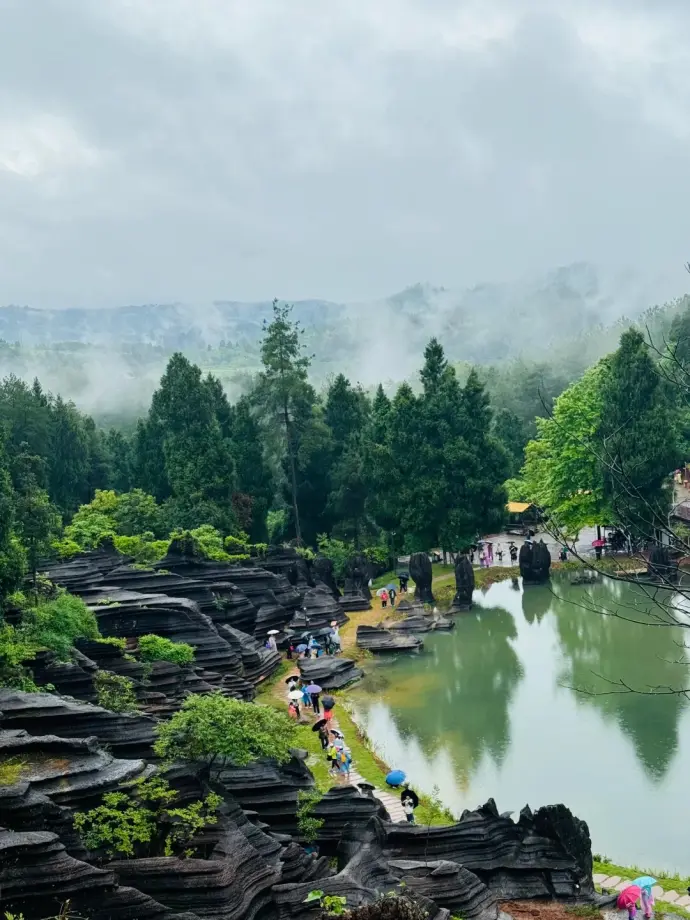 红石林雨天