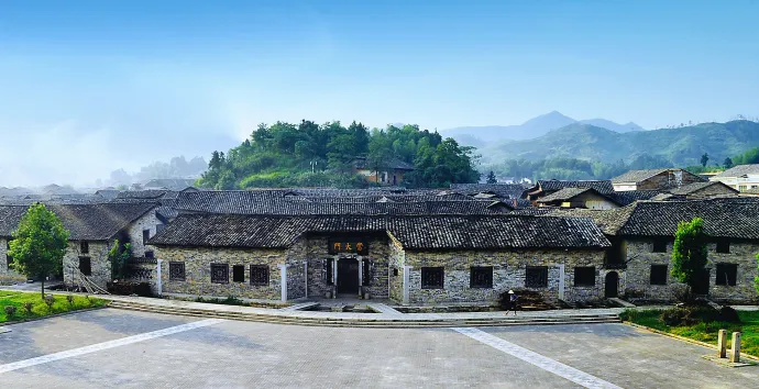 张谷英村大门