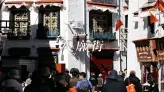 走进拉萨八廓街，转经的人群与千年烟火，这里藏着西藏最真实的灵魂
